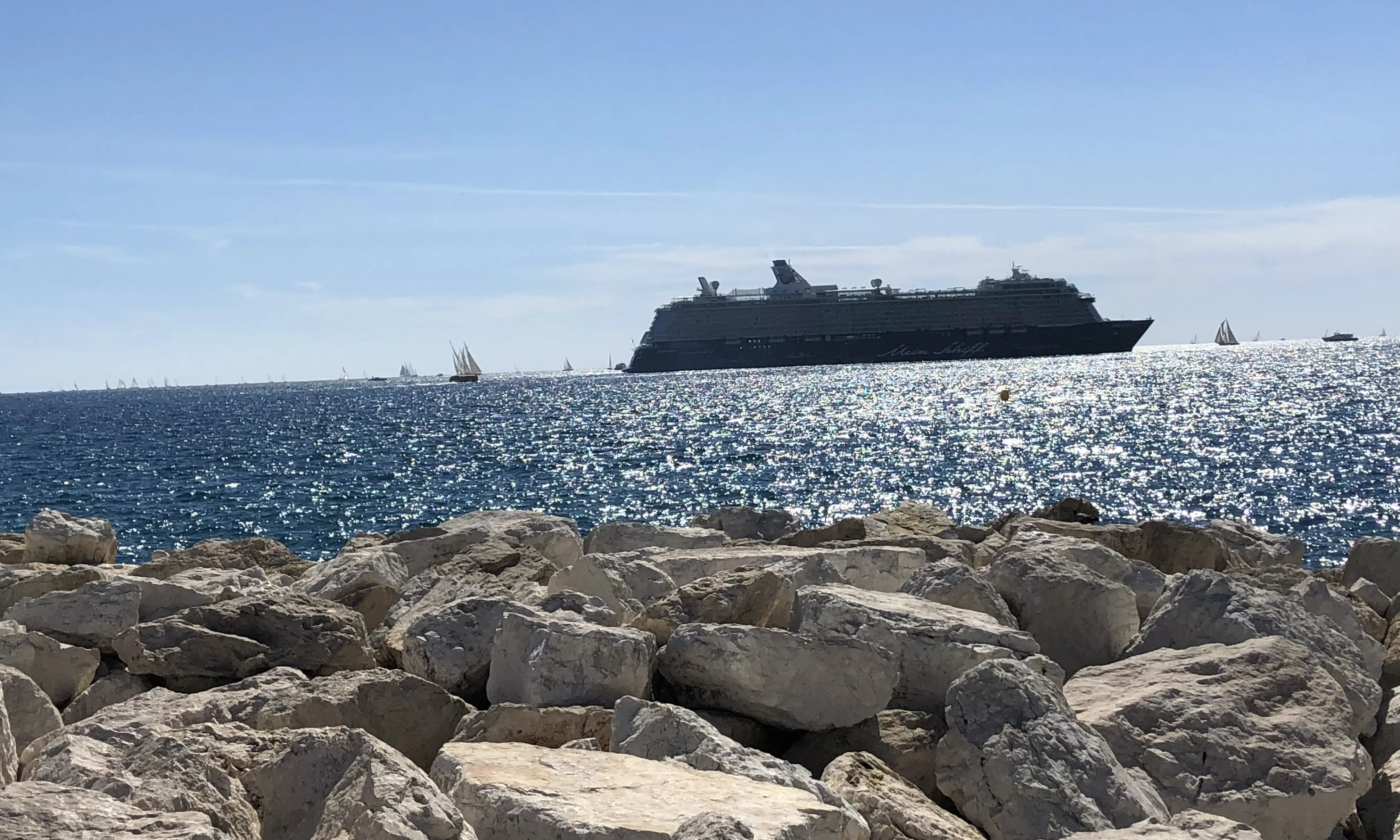 Mein Schiff 3 vor Anker in Cannes