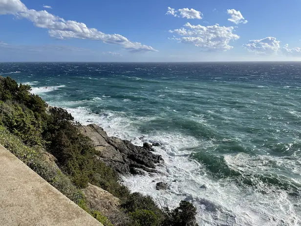 Straße entlang der Küste mit Blick auf das Meer