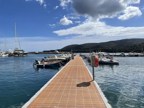 Steg mit Blick auf das Wasser in Porto Azzurro