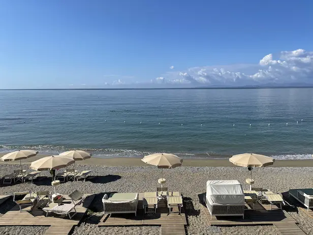 Liegen am Privatstrand des Hotels