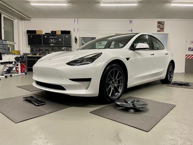 Tesla Model 3 (November 2022)