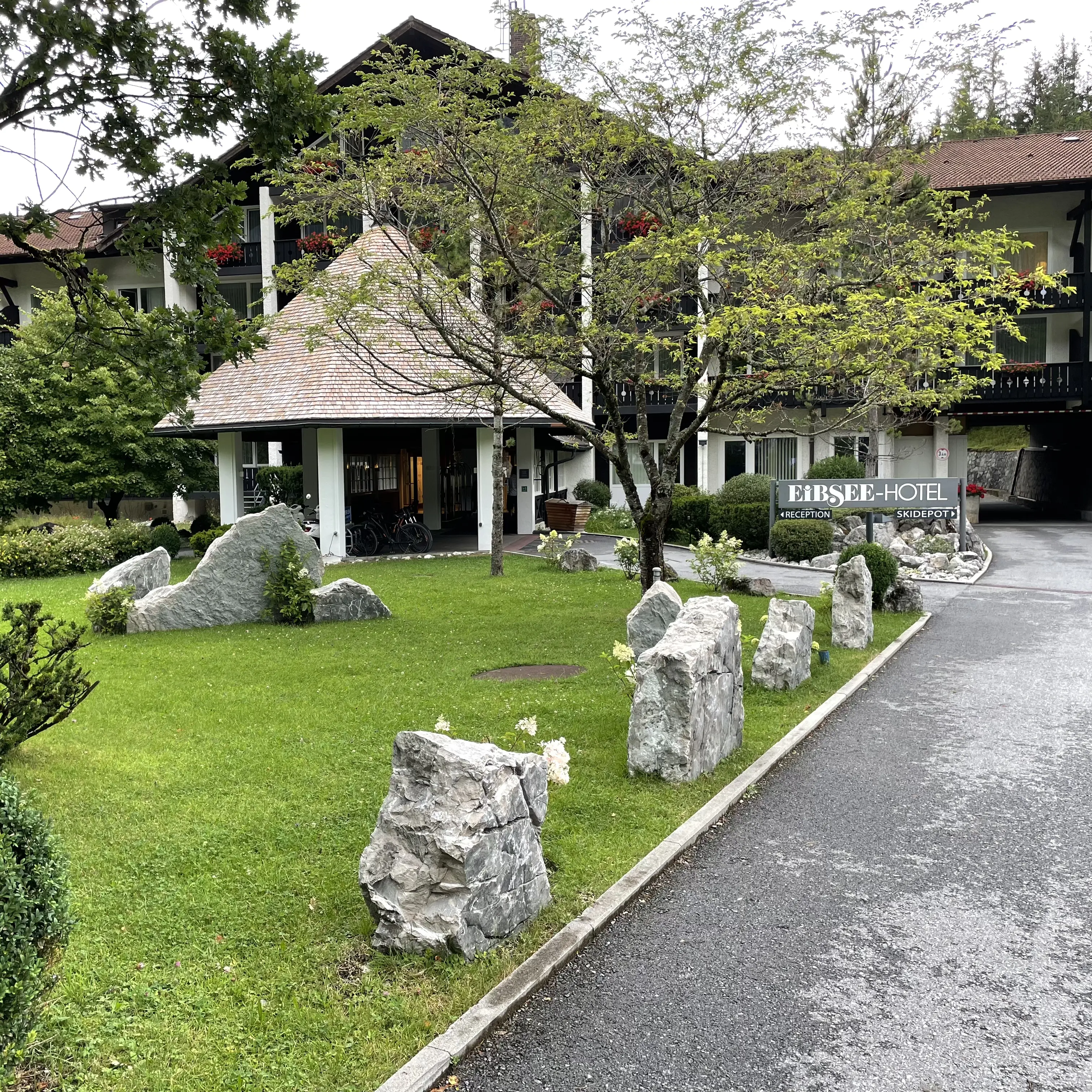 Eingang des Eibsee Hotels