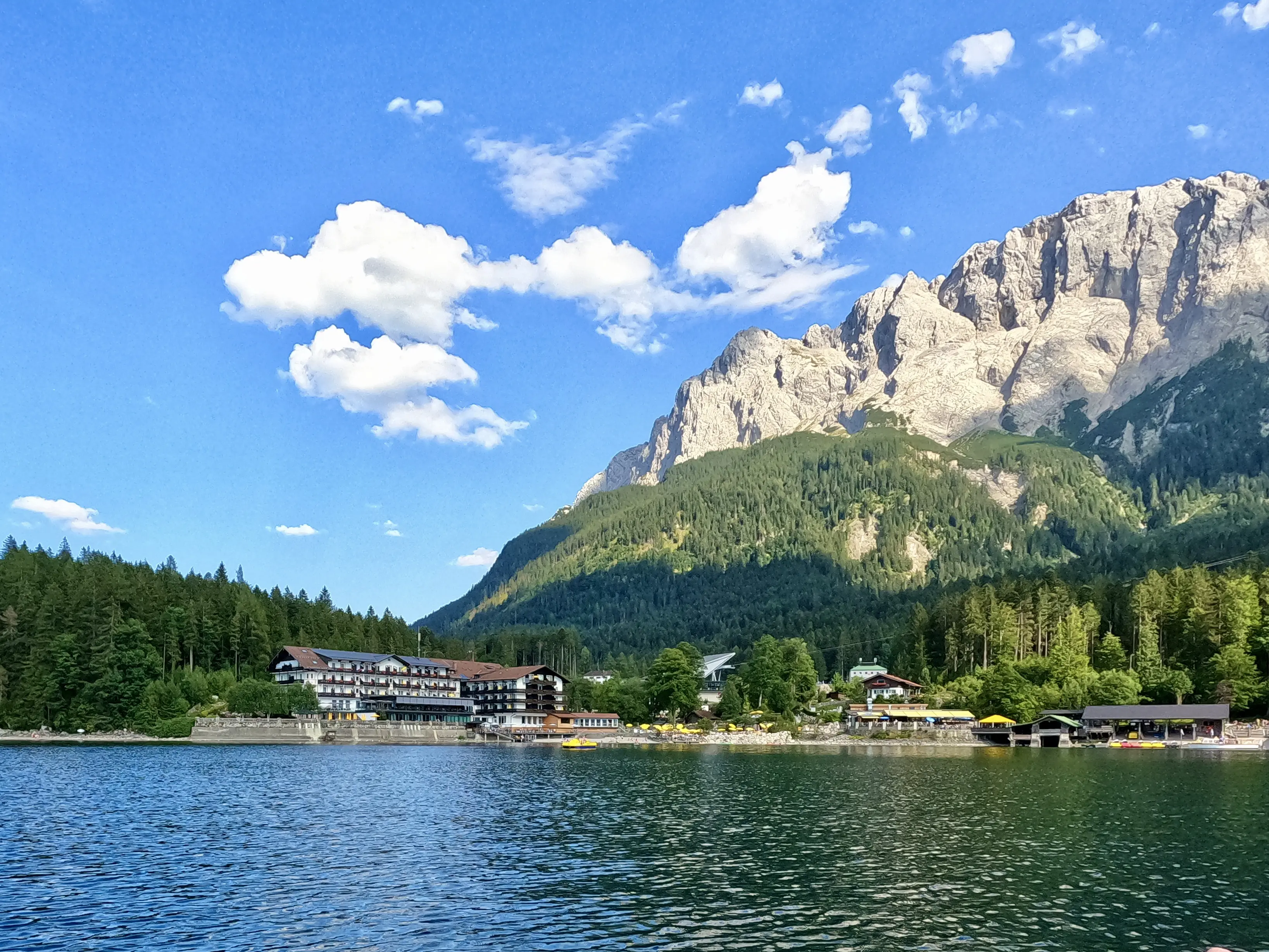 Sicht auf das Eibsee Hotel vom Wasser