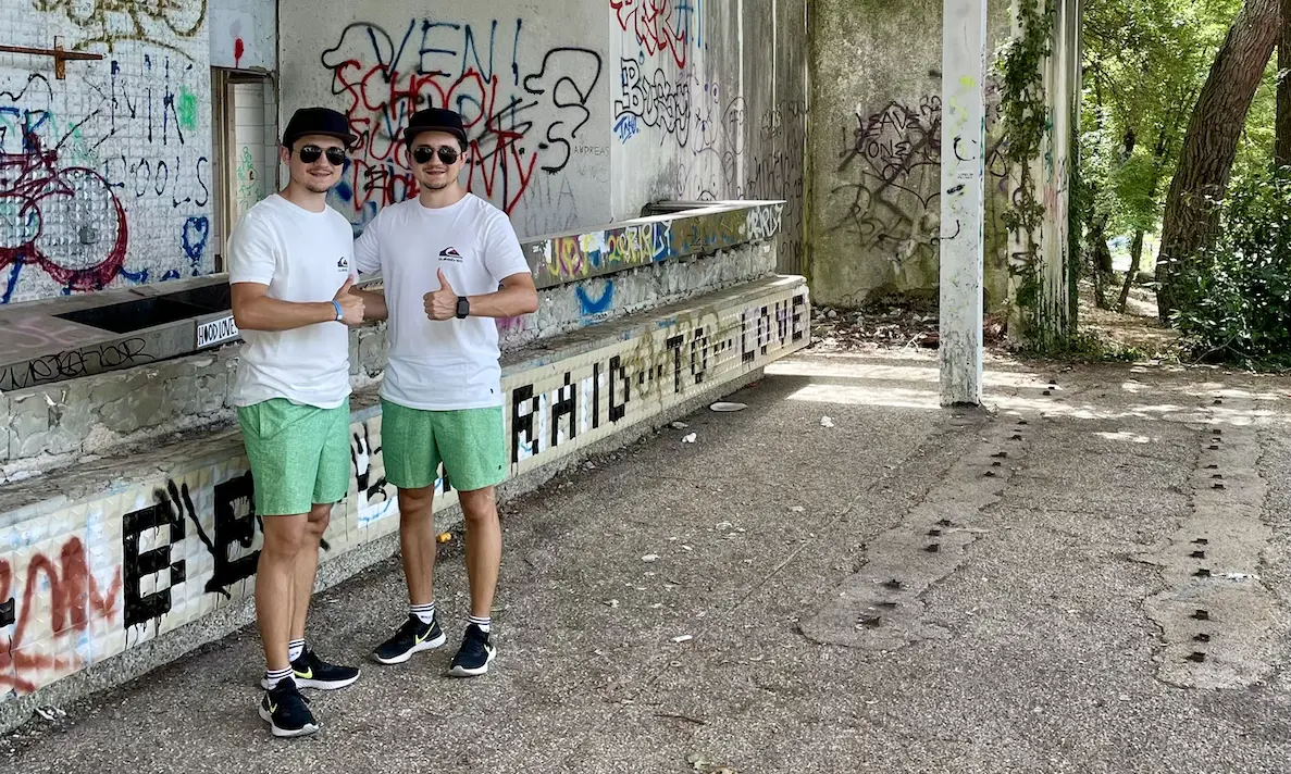 Tinz Twins im ehemaligen Luxushotel Haludovo