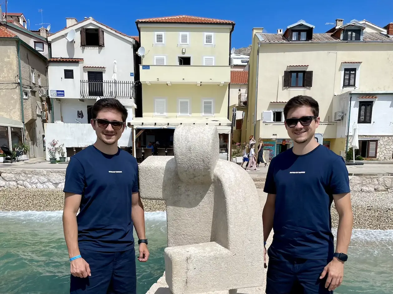 Die Tinz Twins in der Altstadt von Baška