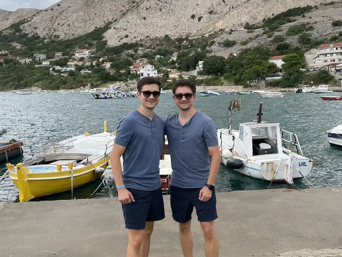 Die Tinz Twins im Hafen von Stara Baška