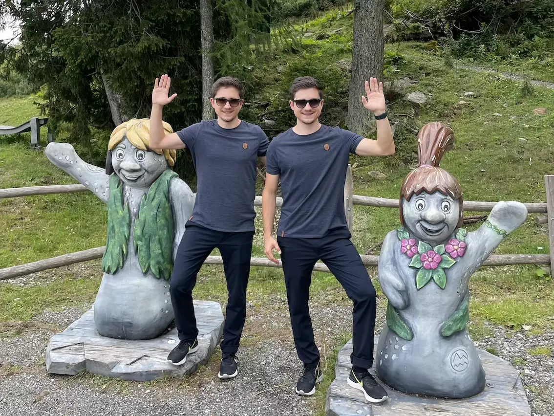 Die Tinz Twins mit zwei Figuren bei einer Wanderung auf der Sonnenalpe