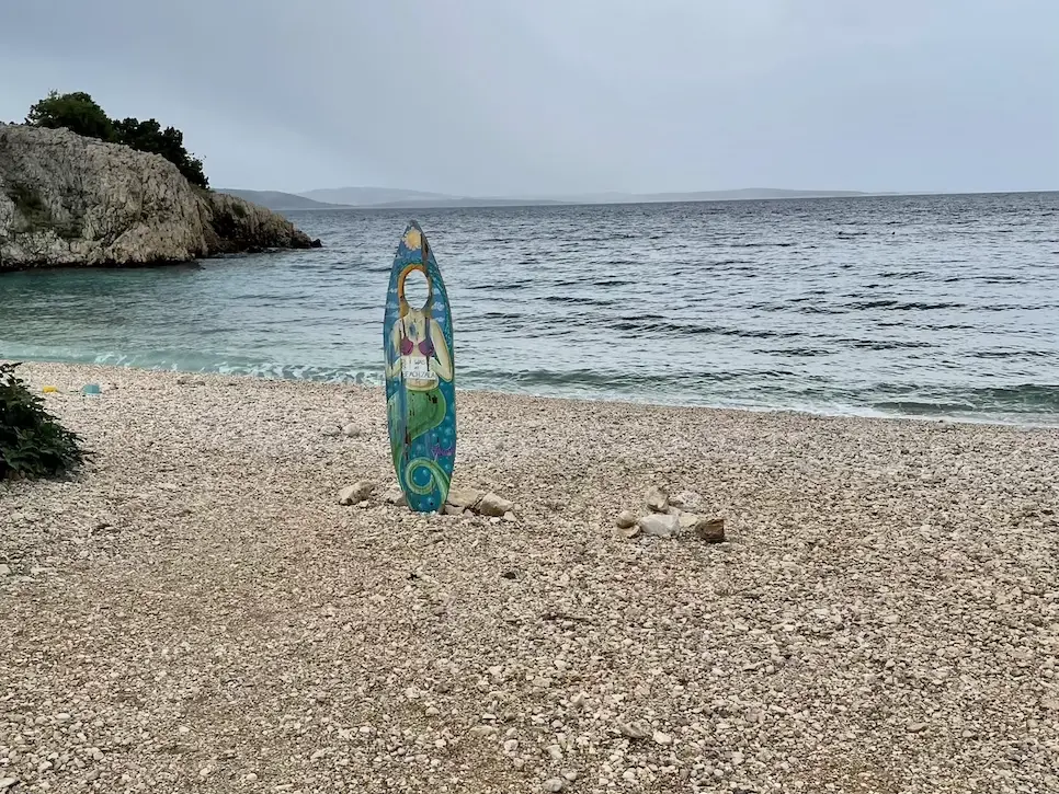 Surfbrett am Zala Beach in Stara Baška