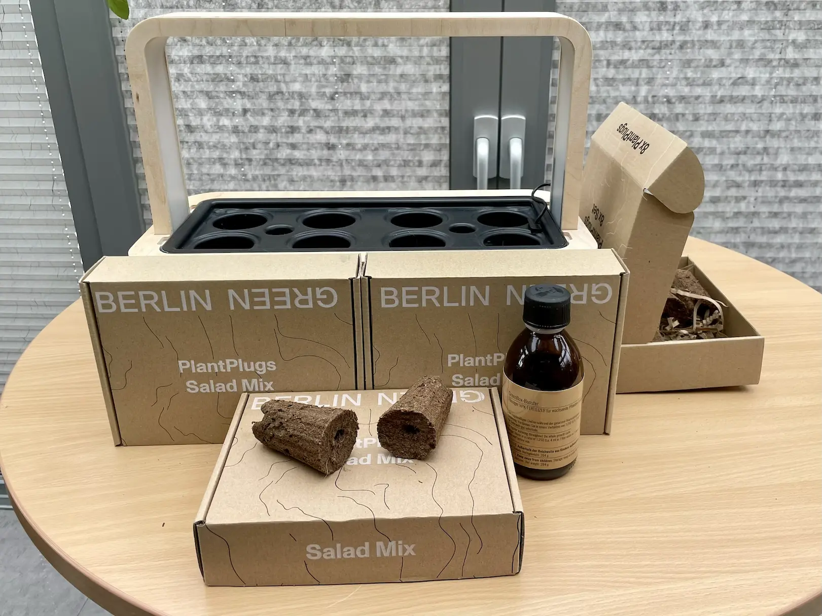 Vorbereitung der Bepflanzung: GreenBox + PlantPlugs + Booster