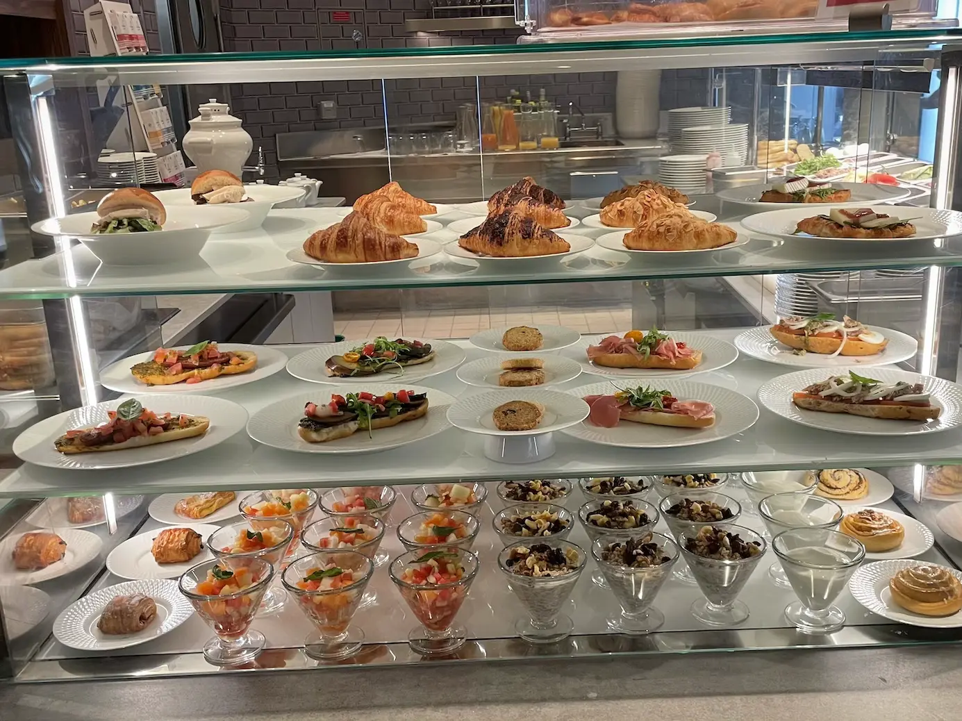 Vitrine mit den Gerichten zum Frühstück