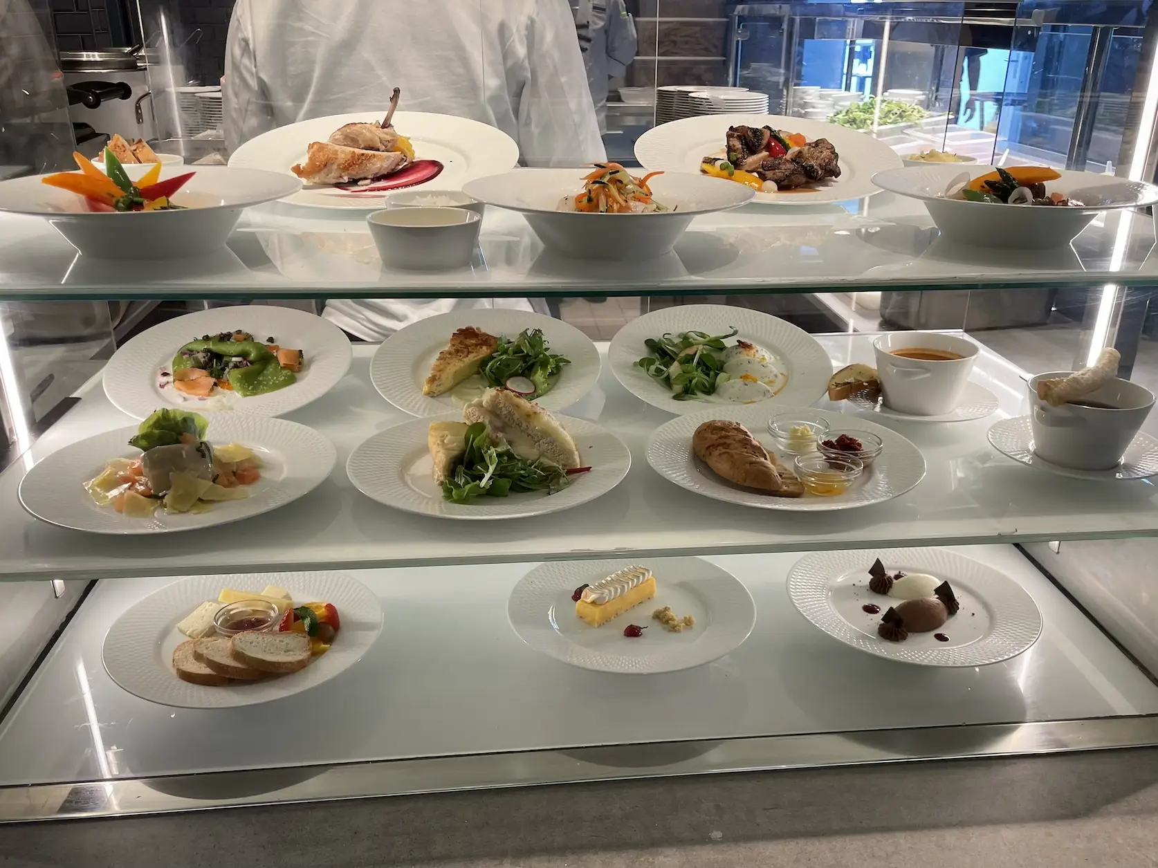 Vitrine mit den Gerichten zum Mittagessen