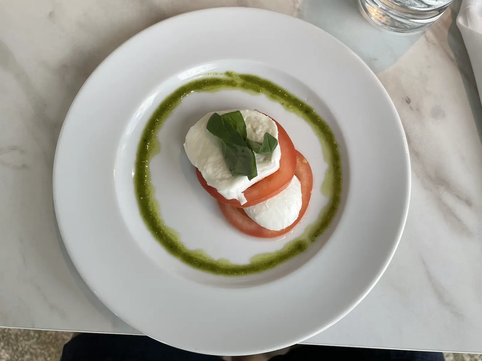 Tomate und Mozzarella mit Basilikum-Pesto
