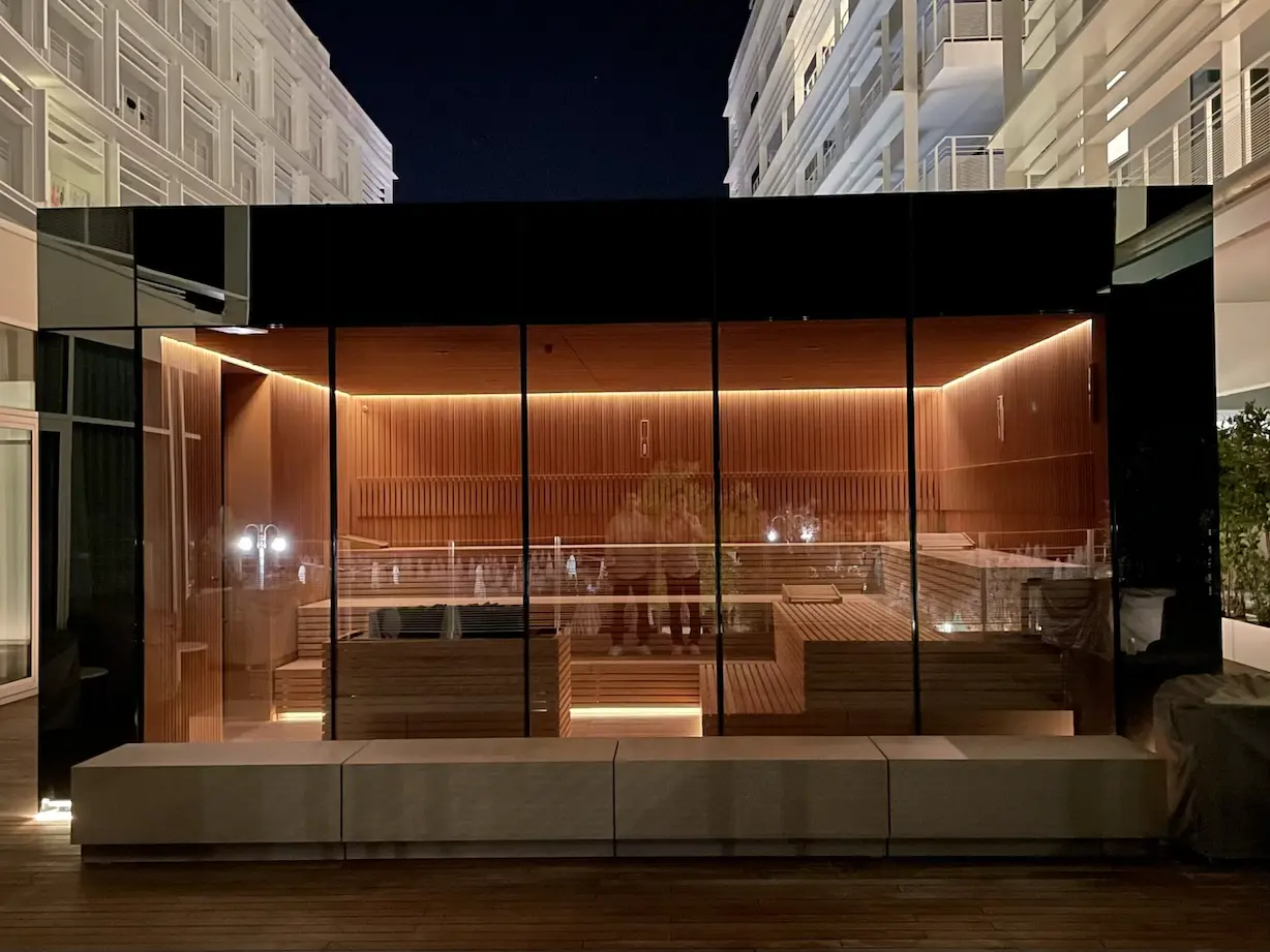Panorama Sauna mit Blick aufs Meer