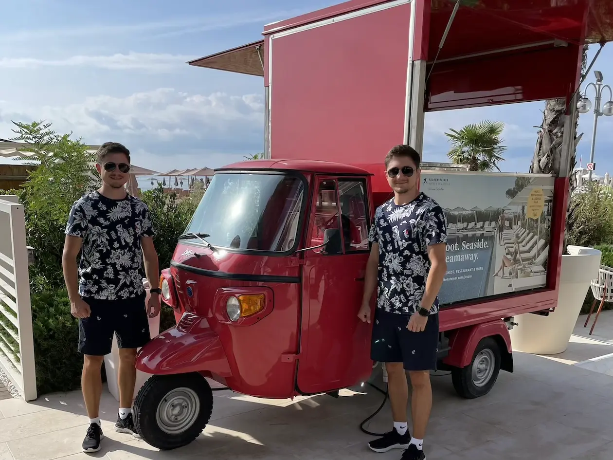 Wir vor einem TukTuk