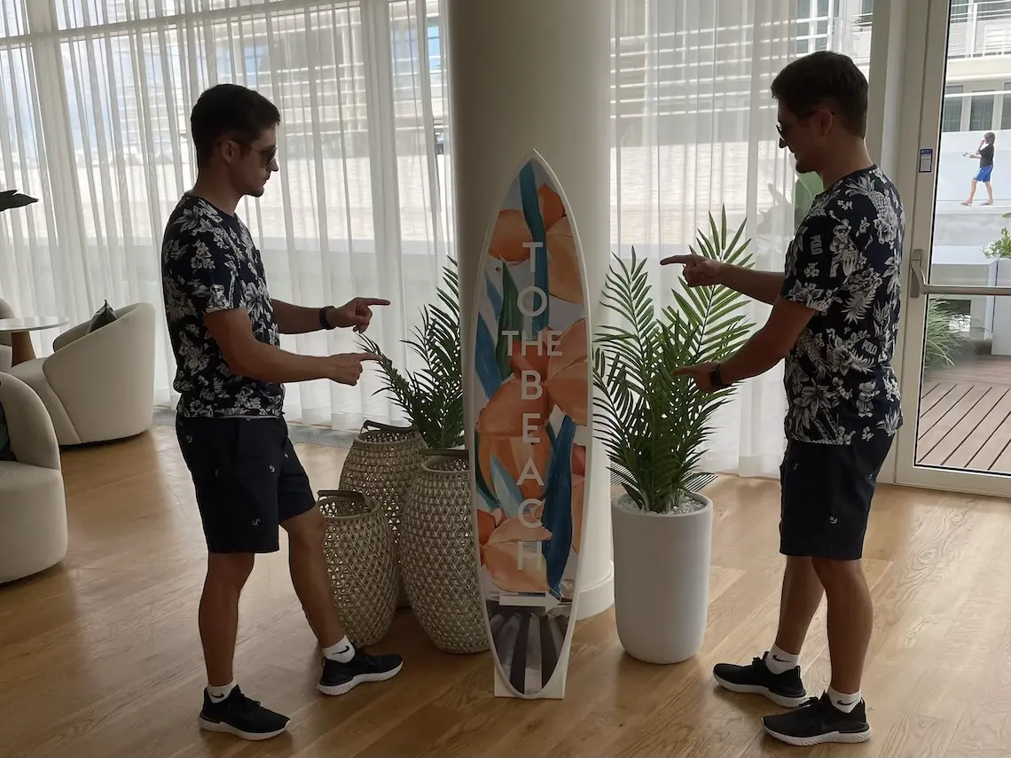 Auf zum Strand Surfbrett im Falkensteiner Hotel