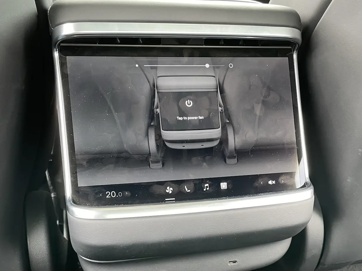 Tesla Model S Touchscreen in der zweiten Sitzreihe