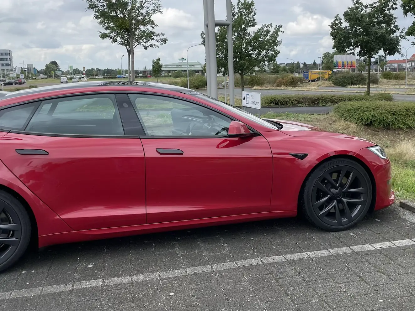 Tesla Model S von der Seite