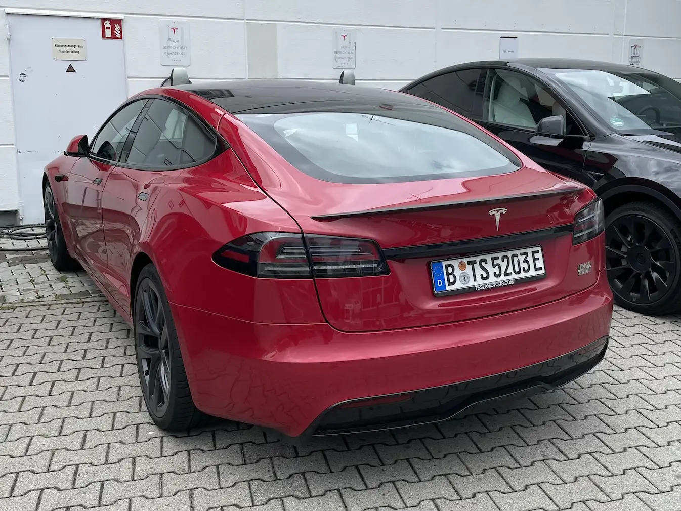 Tesla Model S von hinten