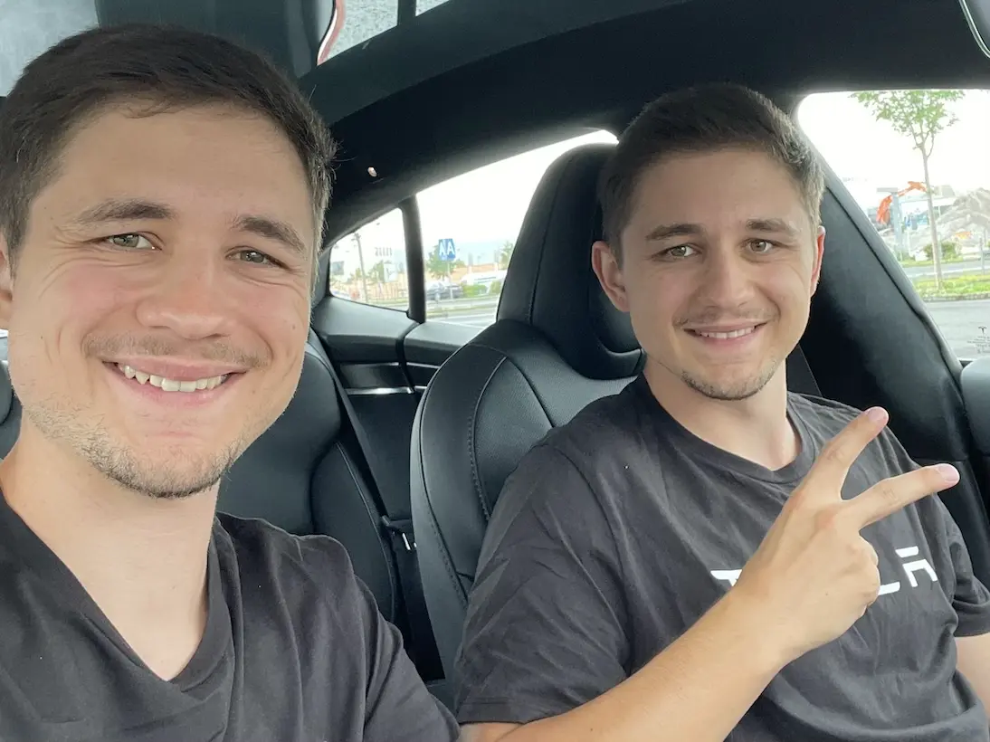 Tinz Twins im Tesla Model S Plaid