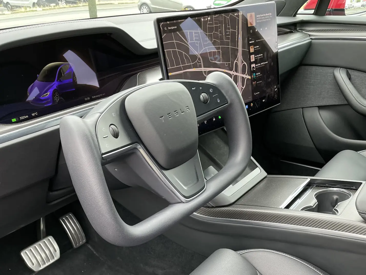 Tesla Model S Yoke Lenkung + Touchscreen