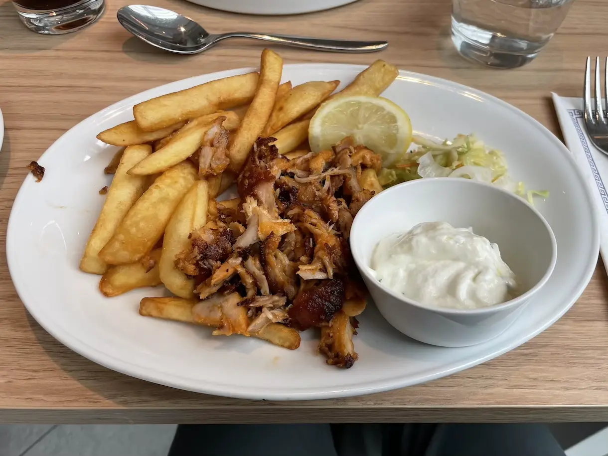 Gyros mit Pommes und Tzatziki in der Taverna Dionysos auf der Mein Schiff Relax