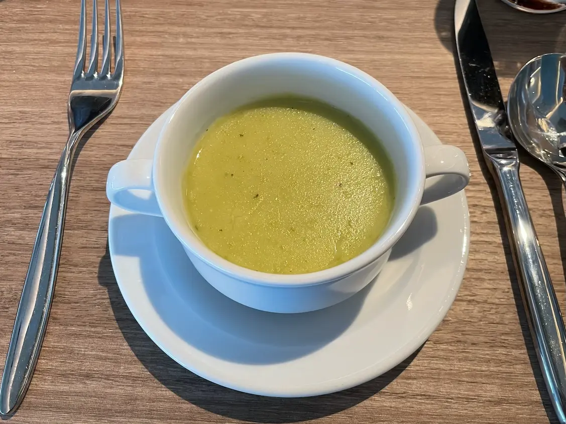 Grüne Erbsensuppe mit Minze