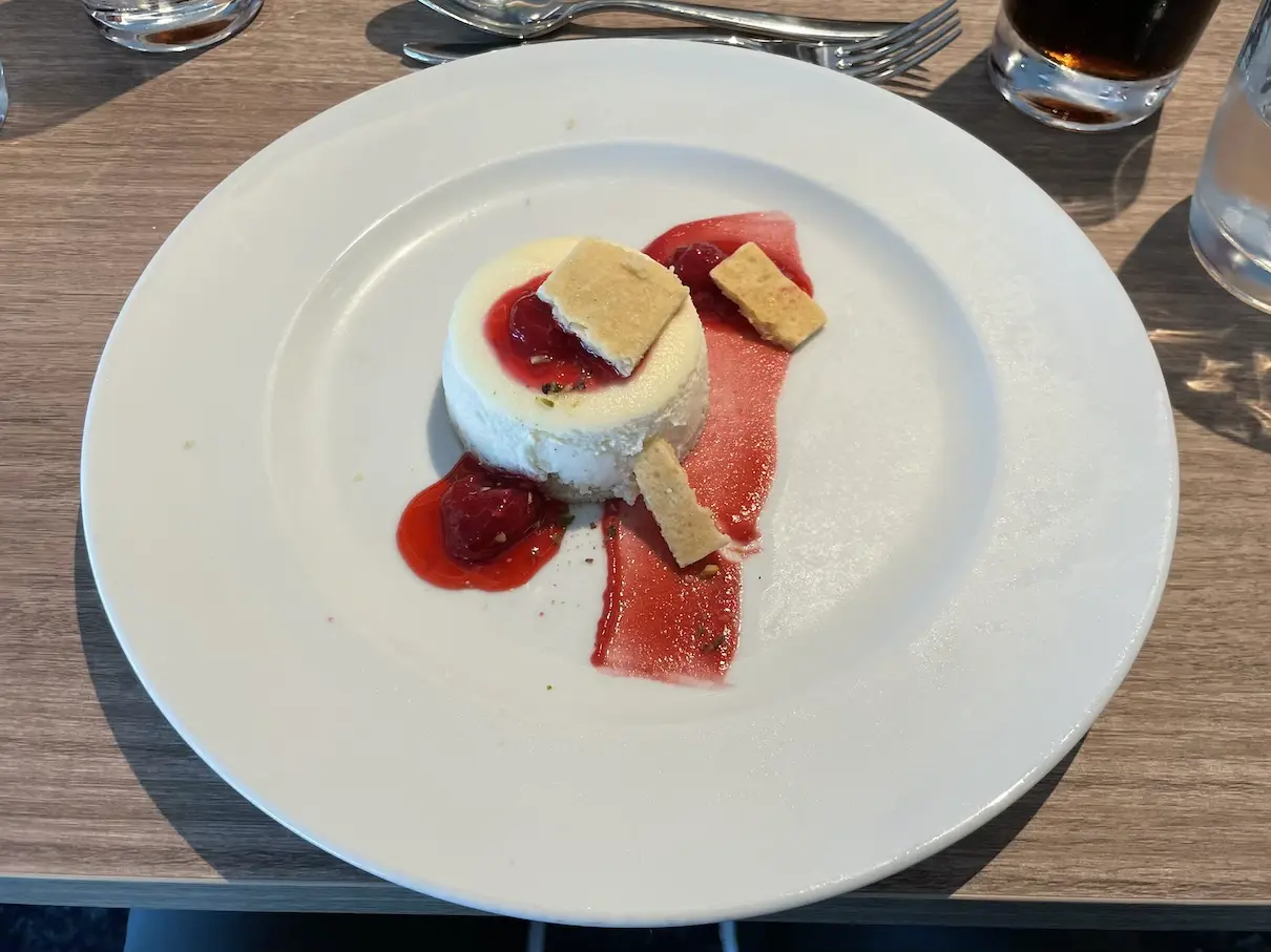 New York Cheesecake mit passierten Himbeeren und Butterkeksbruch