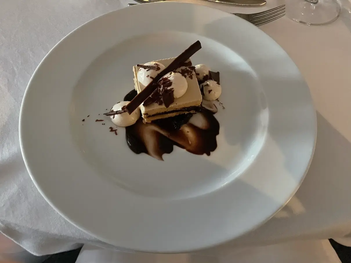 Türkischer Kaffeekuchen, Schokoladenbiskuit mit Kaffee-Schokoladen-Creme und Kaffeesauce