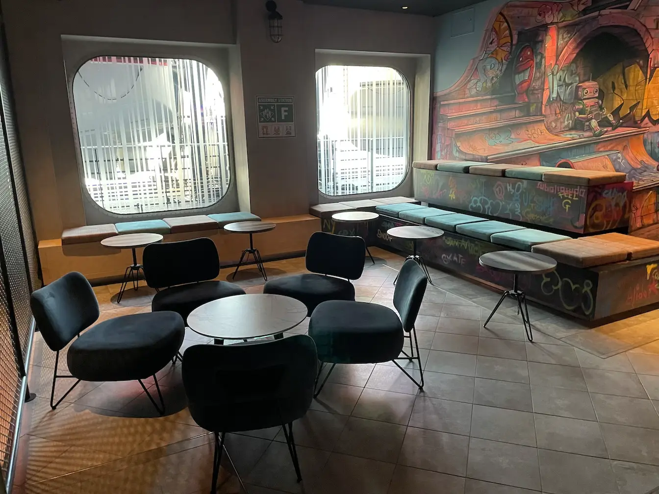Sitzgelegenheiten in der Street Art Bar im hinteren Teil