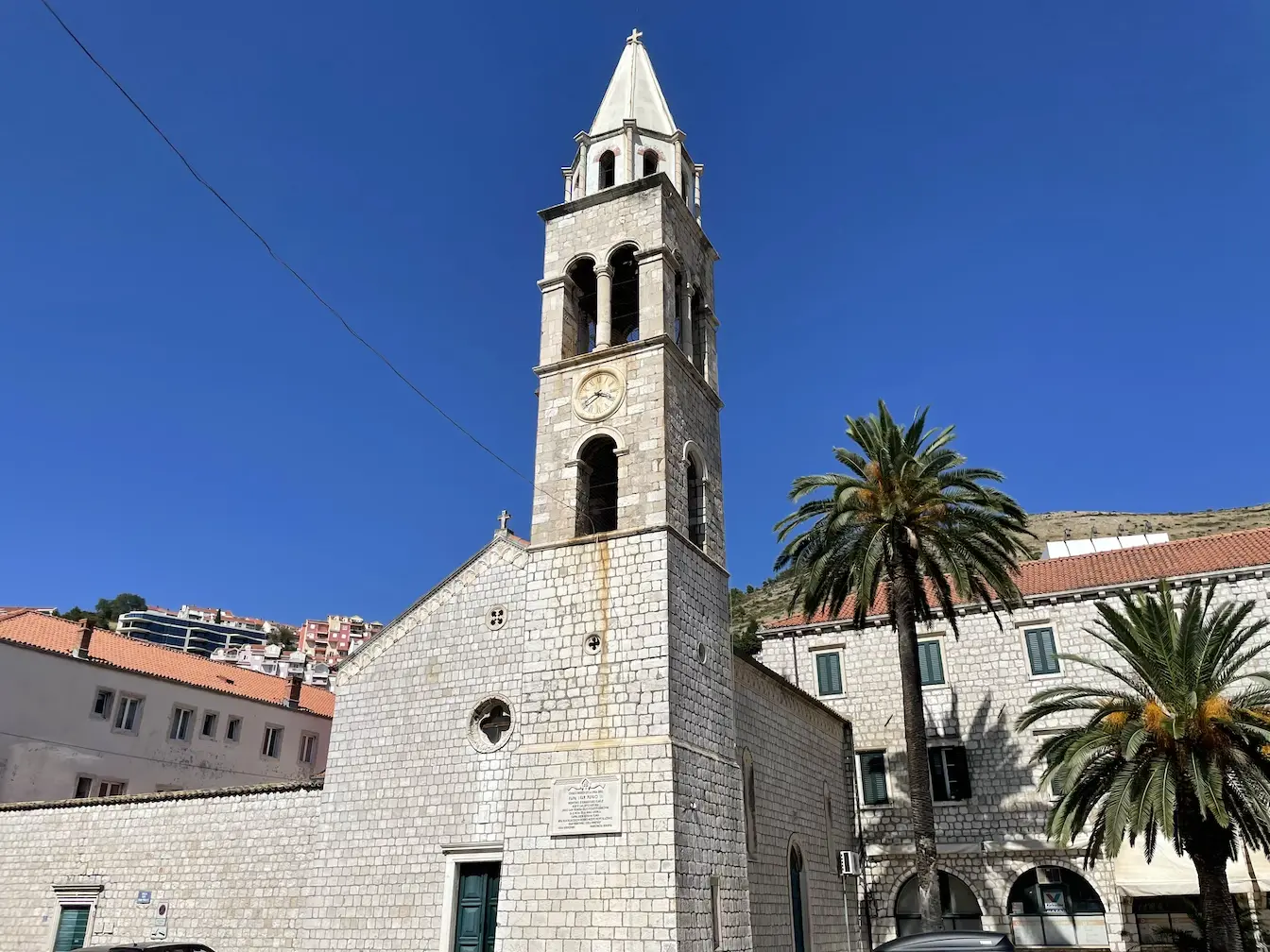 Kirche neben dem Hafen in Dubrovnik