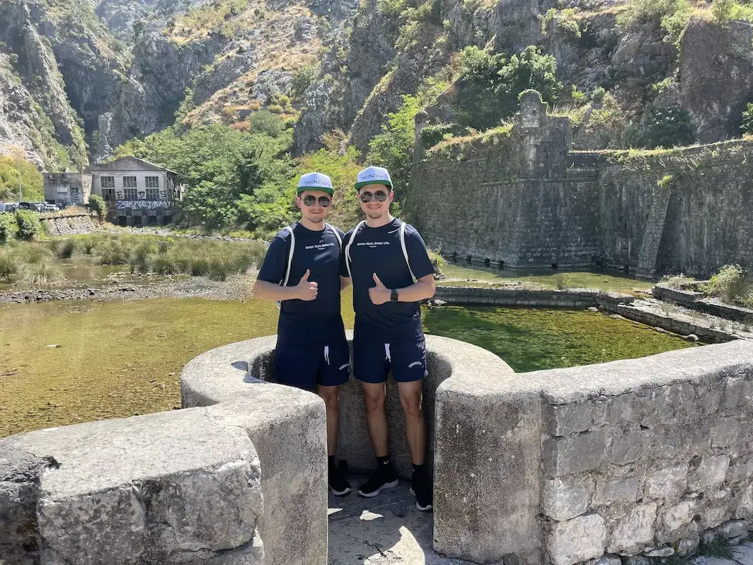 Tinz Twins vor der Stadtmauer von Kotor
