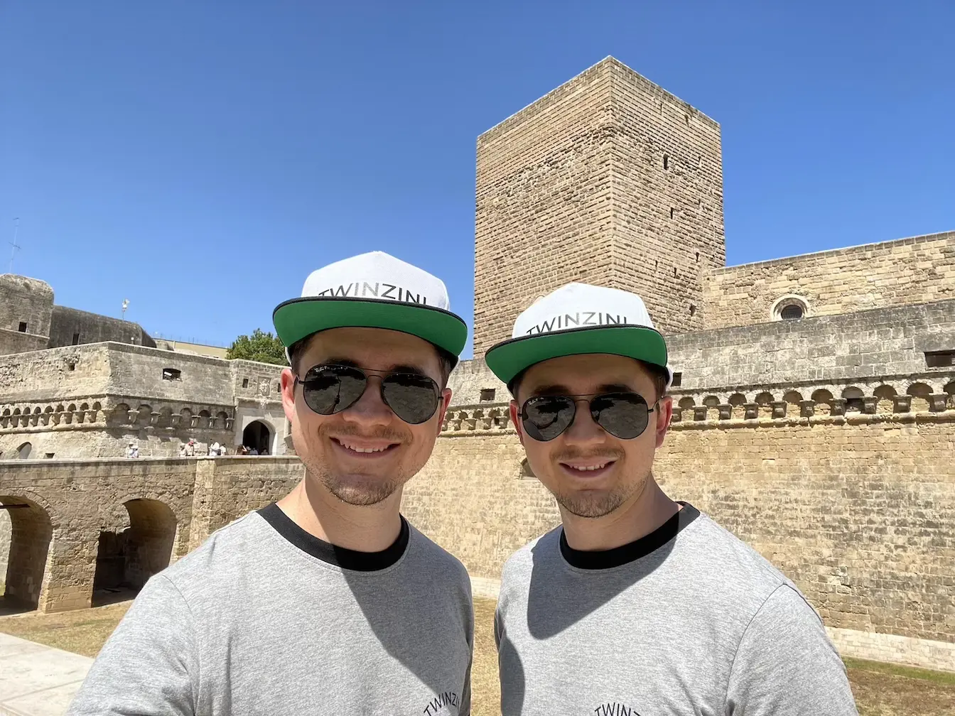 Die Tinz Twins vor dem Castello Normanno Svevo