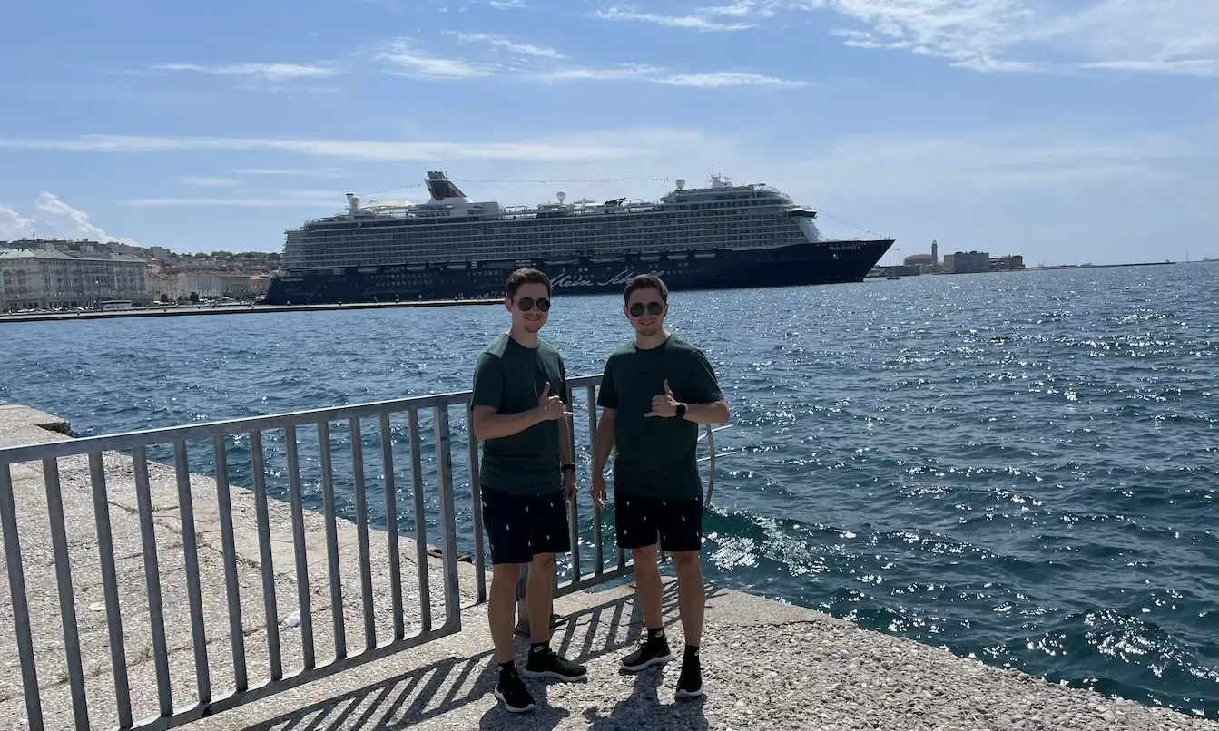 Tinz Twins vor der Mein Schiff 6 in Triest