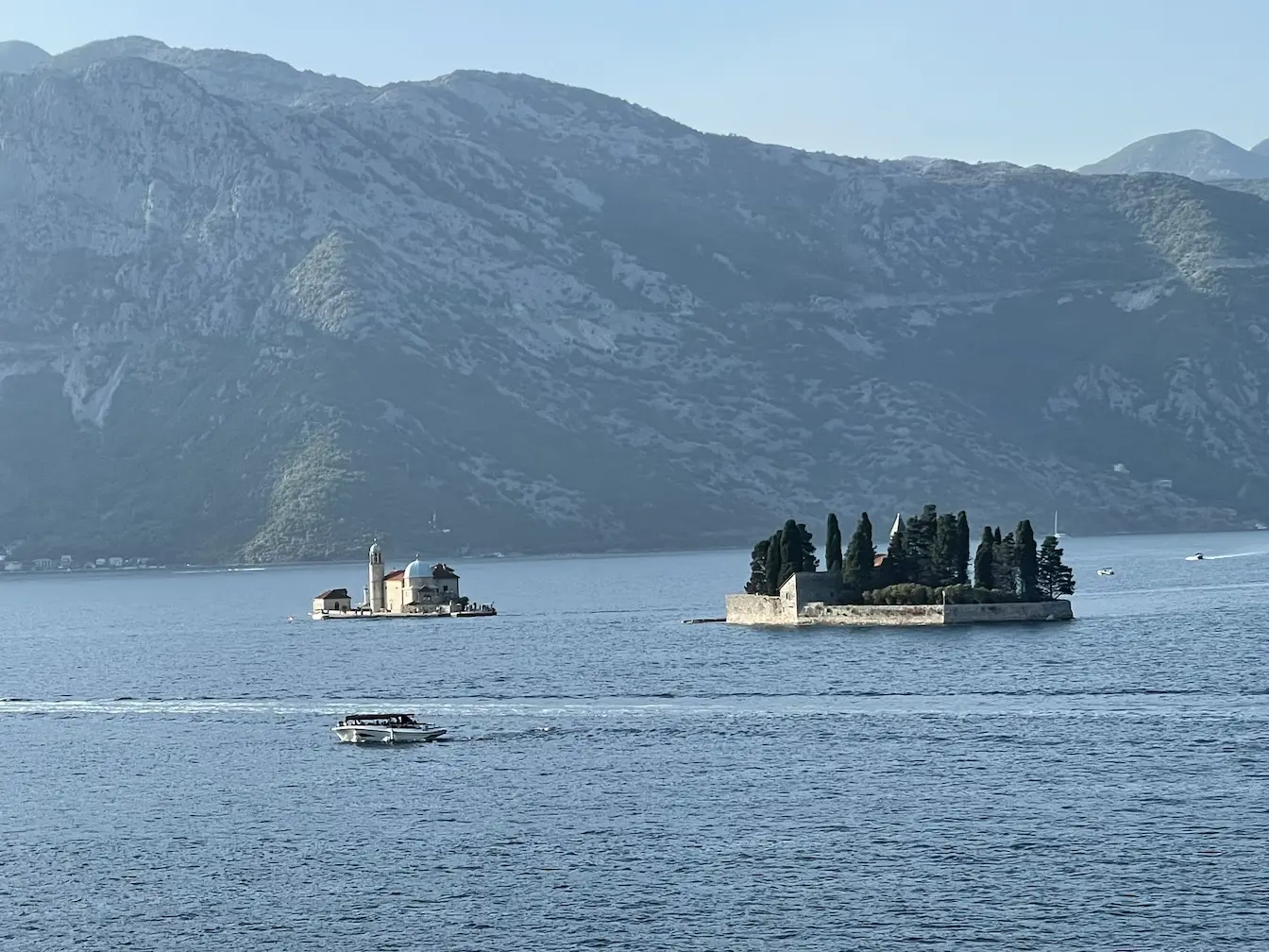 Zwei kleine Inseln in der Bucht von Kotor