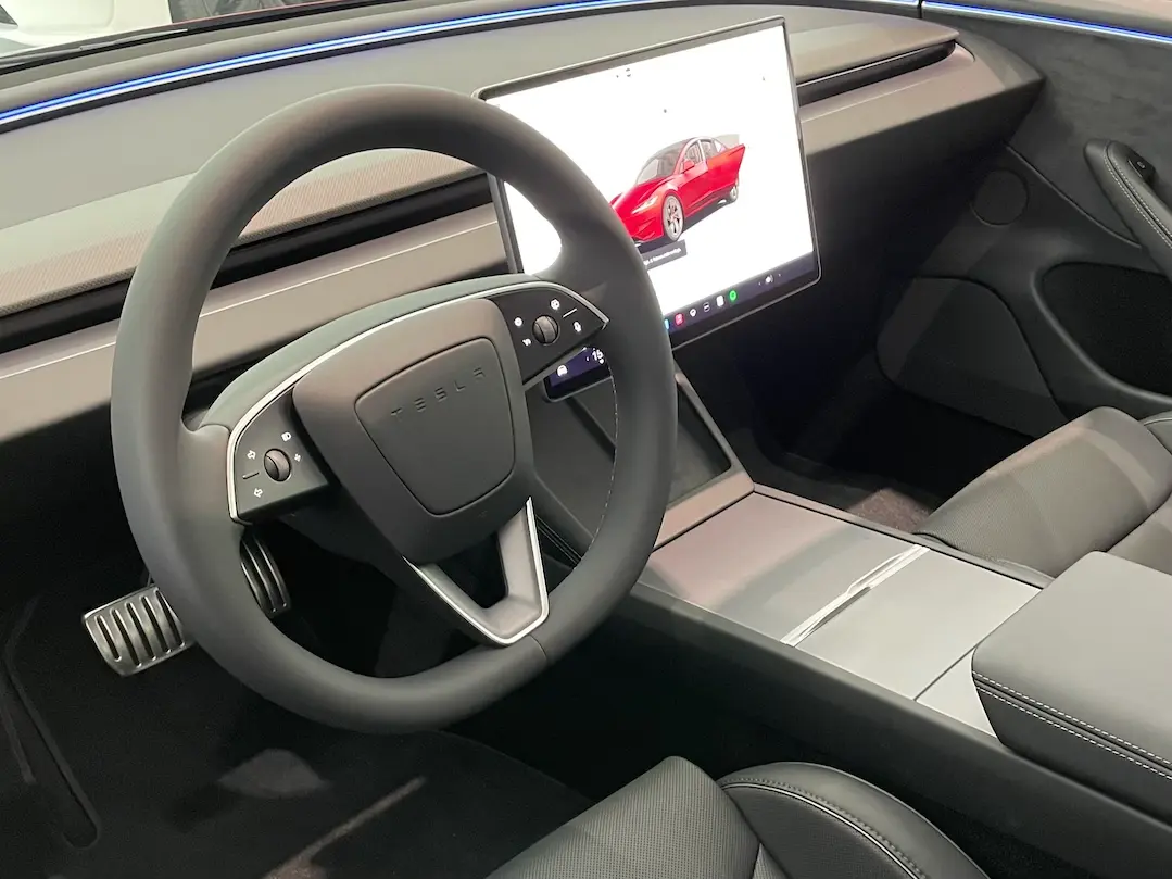 Minimalistischer Innenraum des Tesla Model 3 Highland mit Ambientebeleuchtung