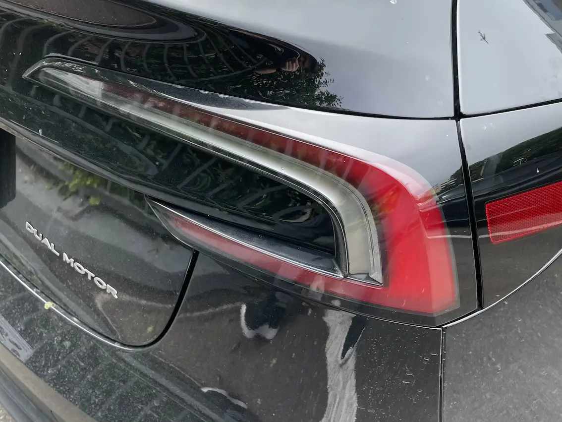 C-förmige Rückleuchte des Tesla Model 3 Highland