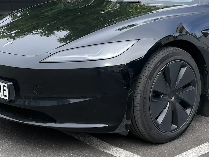 Neuer, schmalerer Scheinwerfer des Tesla Model 3 Highland