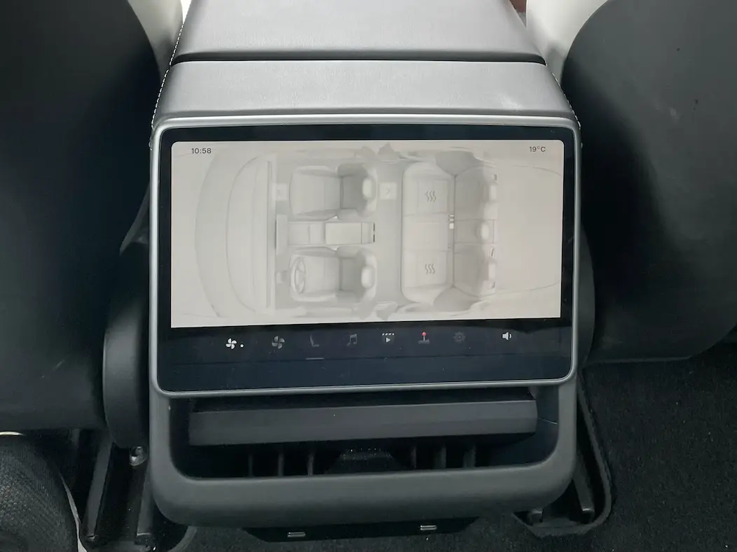 Zusätzlicher 8-Zoll-Touchscreen für die Rücksitze im Tesla Model 3 Highland