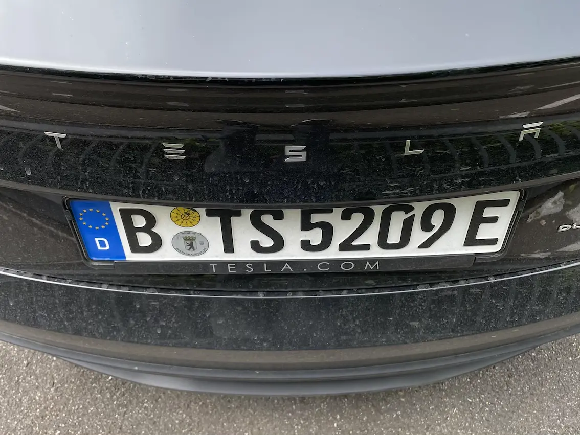 Tesla Schriftzug am Heck des Model 3 Highland