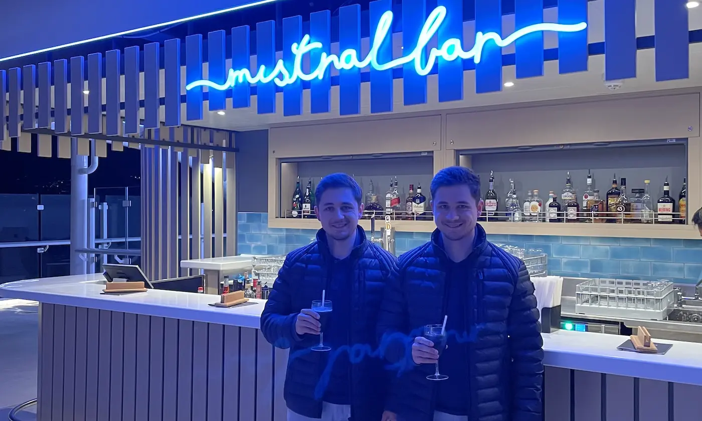 Tinz Twins vor der Mistral Bar