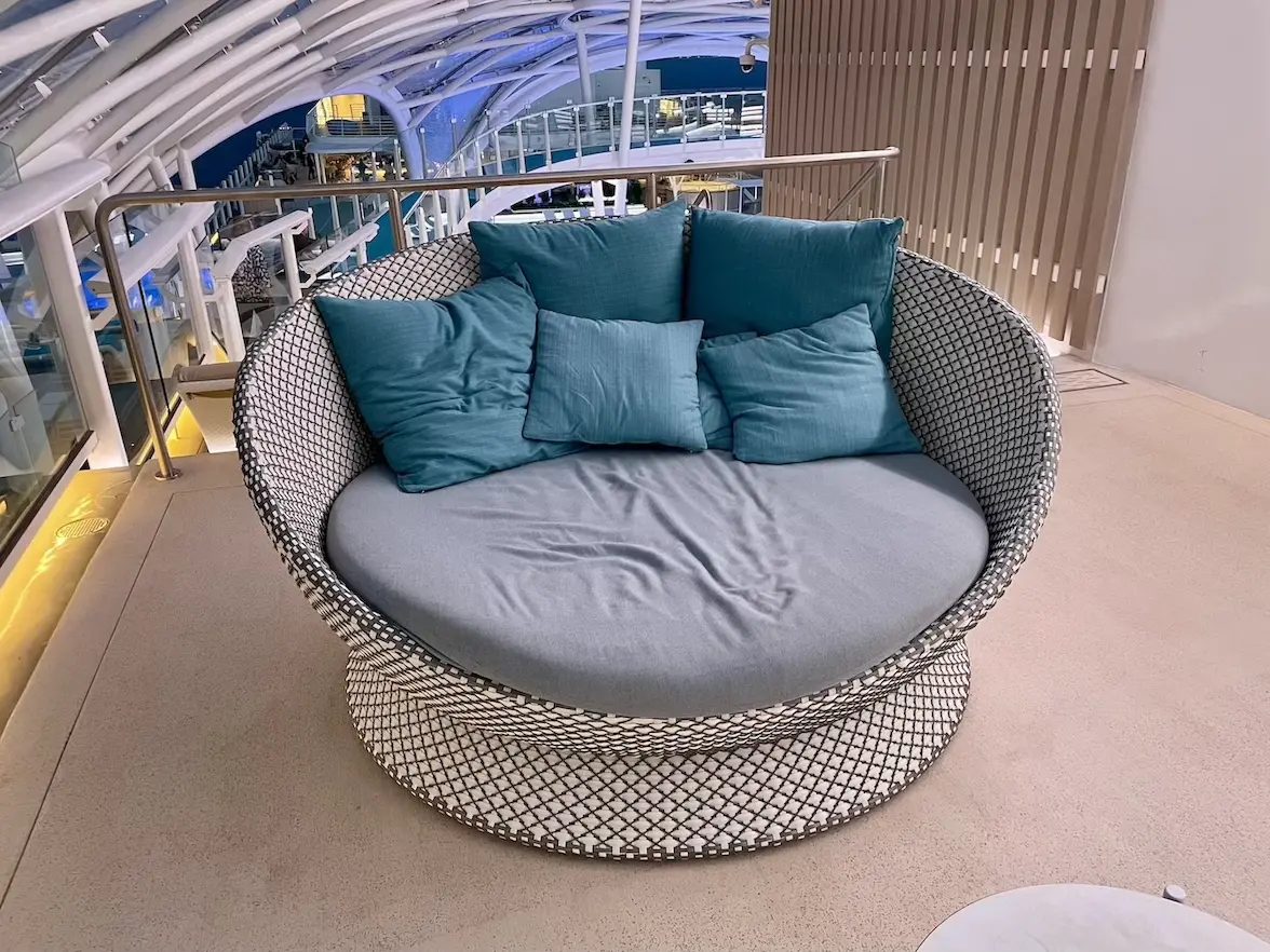 Gemütliche Sitzecke mit Kissen auf Deck 19 der Mein Schiff Relax, ideal zum Entspannen