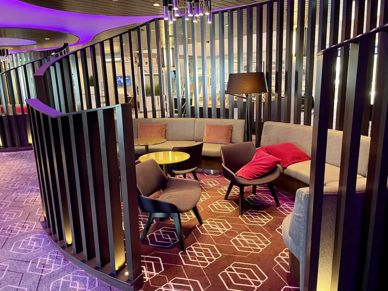 Gemütliche Sitzecke in der Galerie Bar auf der Mein Schiff 6