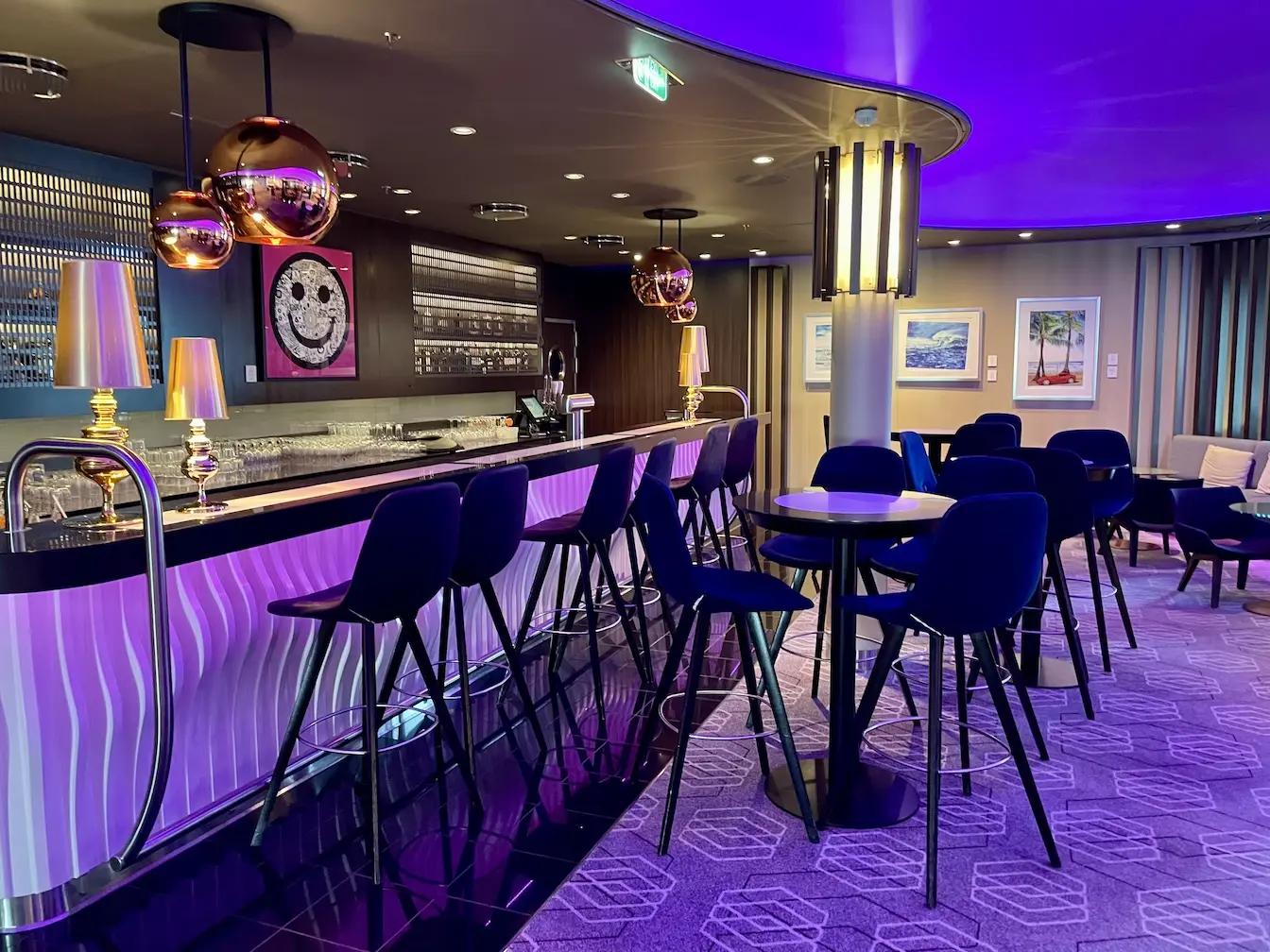 Die Theke der Galerie Bar auf der Mein Schiff 6