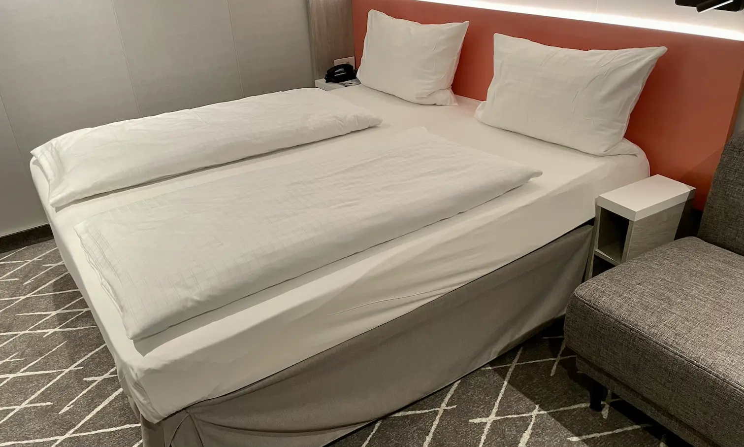 Doppelbett und modernes Design in der Innenkabine der Mein Schiff Relax