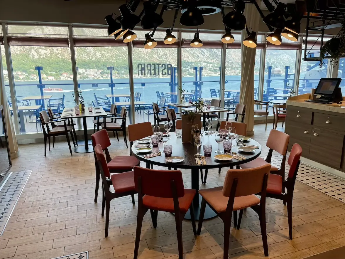 Großer runder Tisch für Gruppen in der Osteria