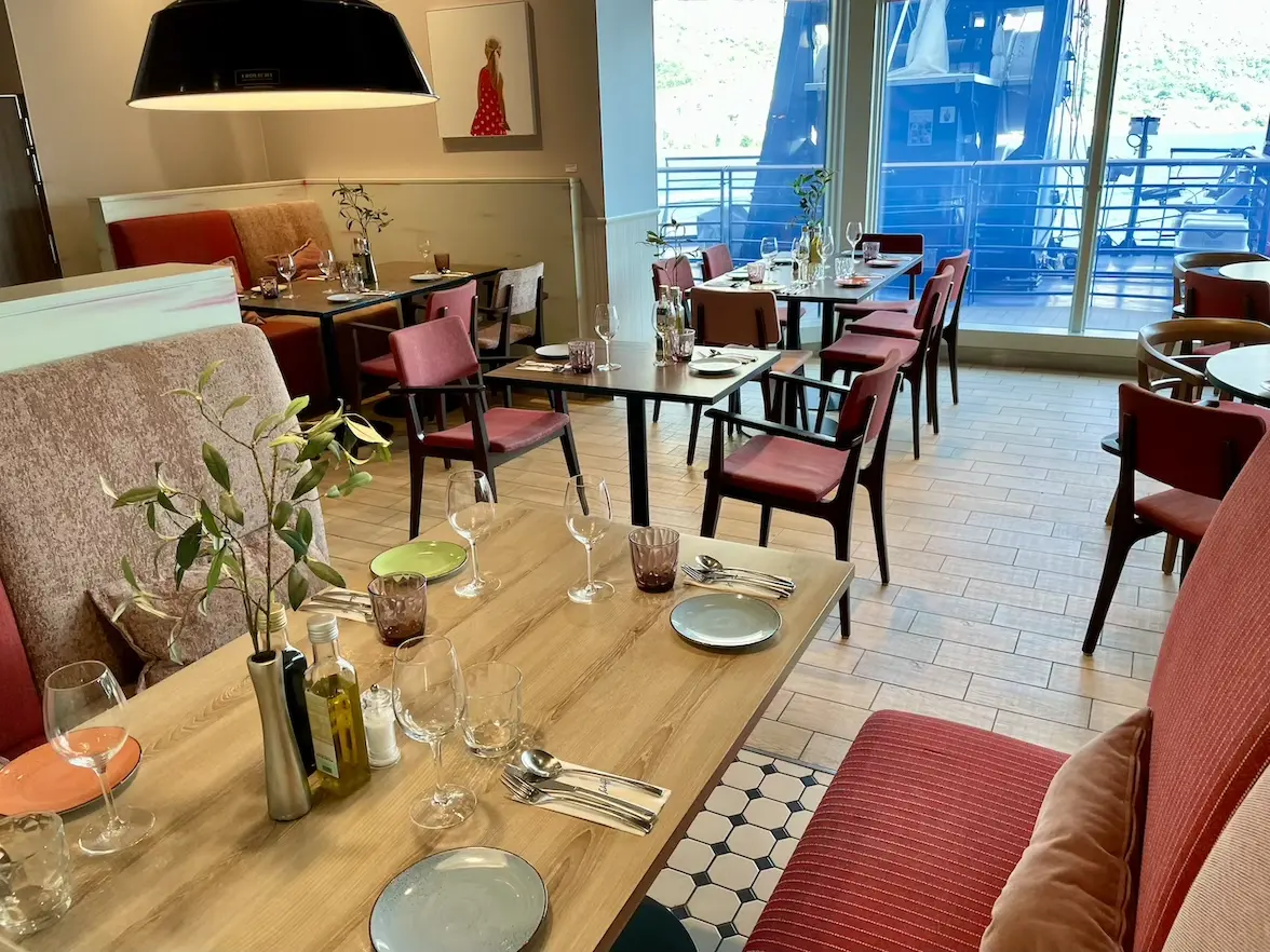 Gemütliche Sitzbank in der Osteria auf der Mein Schiff 6
