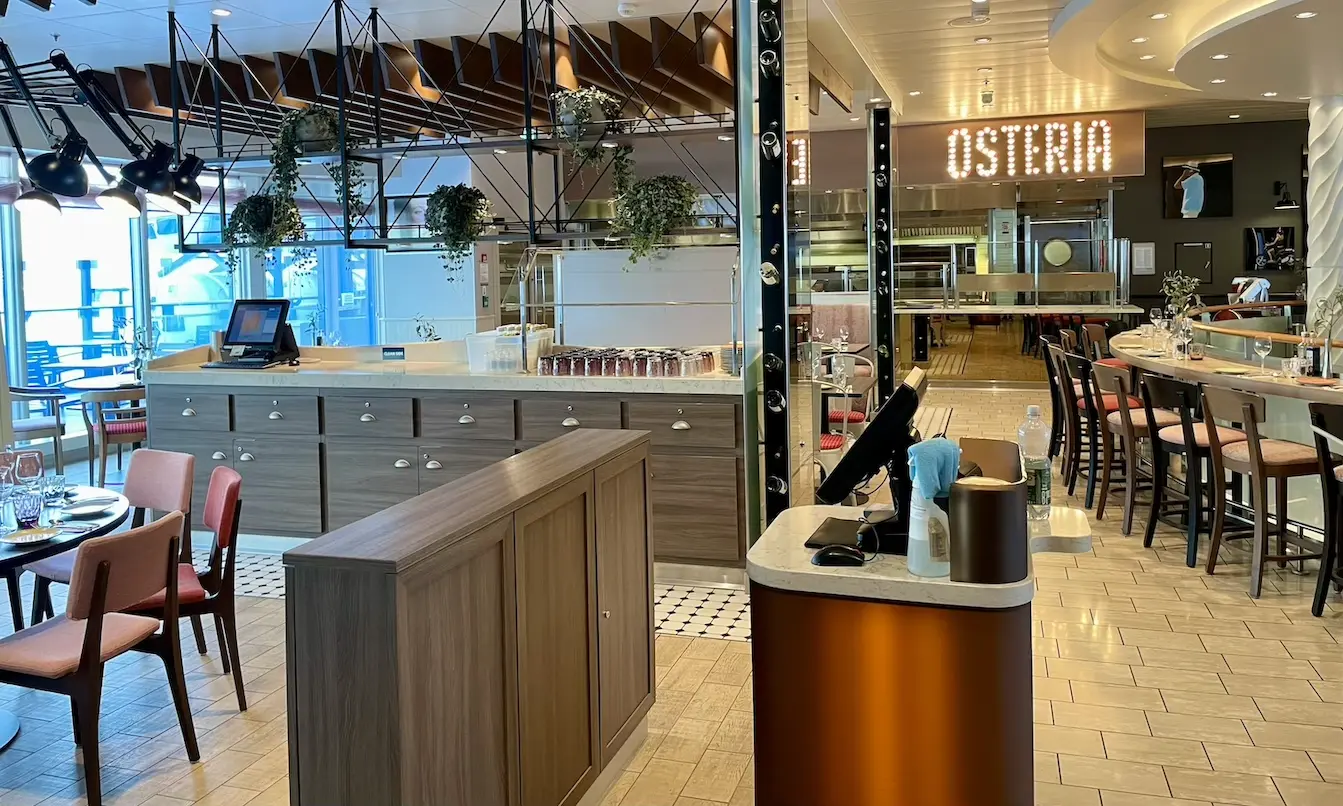 Eingangsbereich des italienischen Restaurants Osteria auf der Mein Schiff 6