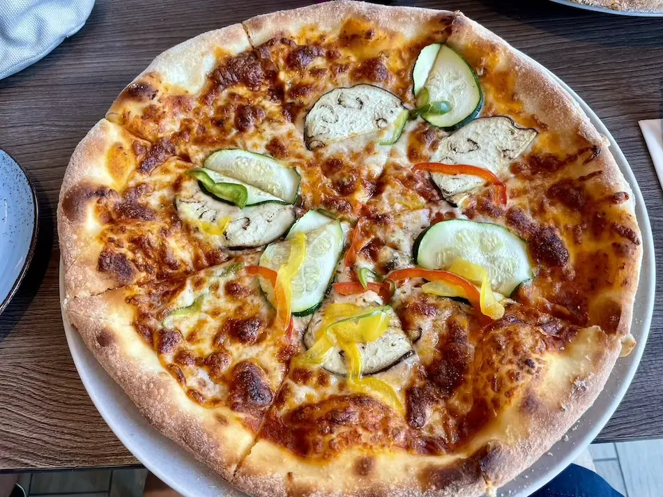 Pizza mit Tomatensauce, Mozzarella, Aubergine, Zucchini und Paprika