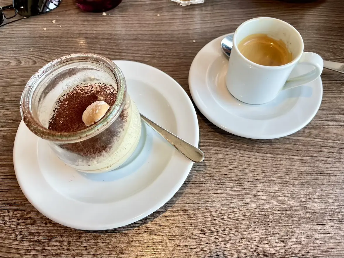 Tiramisu und ein Espresso