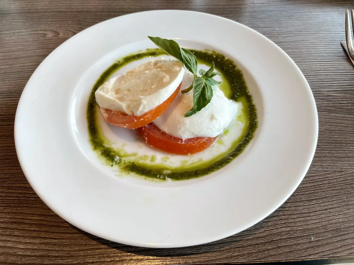 Tomate und Mozzarella mit Basilikum-Pesto
